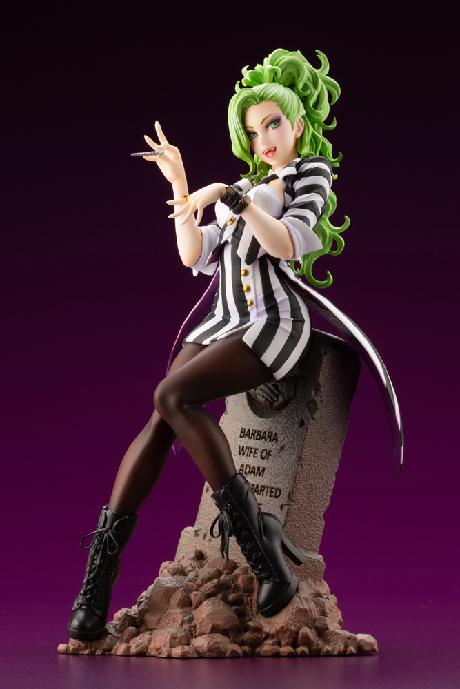 The black and white striped jacket is sculpted as a tailcoat, and is finely sculpted down to the tip of the coat. Beetlejuice's fashionable looks can also be seen from the multiple watches on Beetlejuice's wrist to the ring decorated with a large stone in the center!