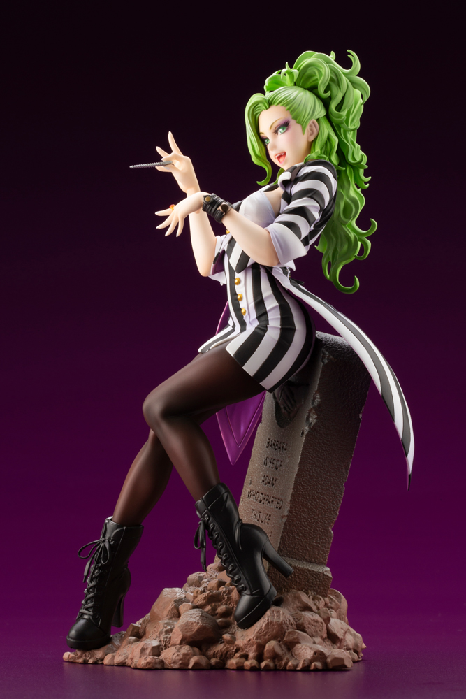 The black and white striped jacket is sculpted as a tailcoat, and is finely sculpted down to the tip of the coat. Beetlejuice's fashionable looks can also be seen from the multiple watches on Beetlejuice's wrist to the ring decorated with a large stone in the center!