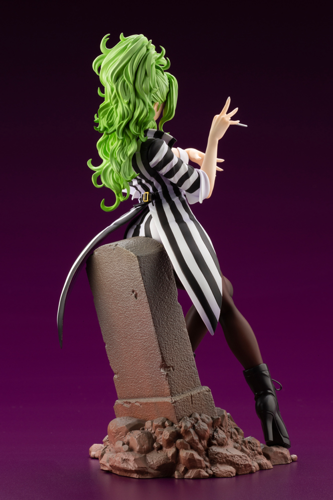 The black and white striped jacket is sculpted as a tailcoat, and is finely sculpted down to the tip of the coat. Beetlejuice's fashionable looks can also be seen from the multiple watches on Beetlejuice's wrist to the ring decorated with a large stone in the center!