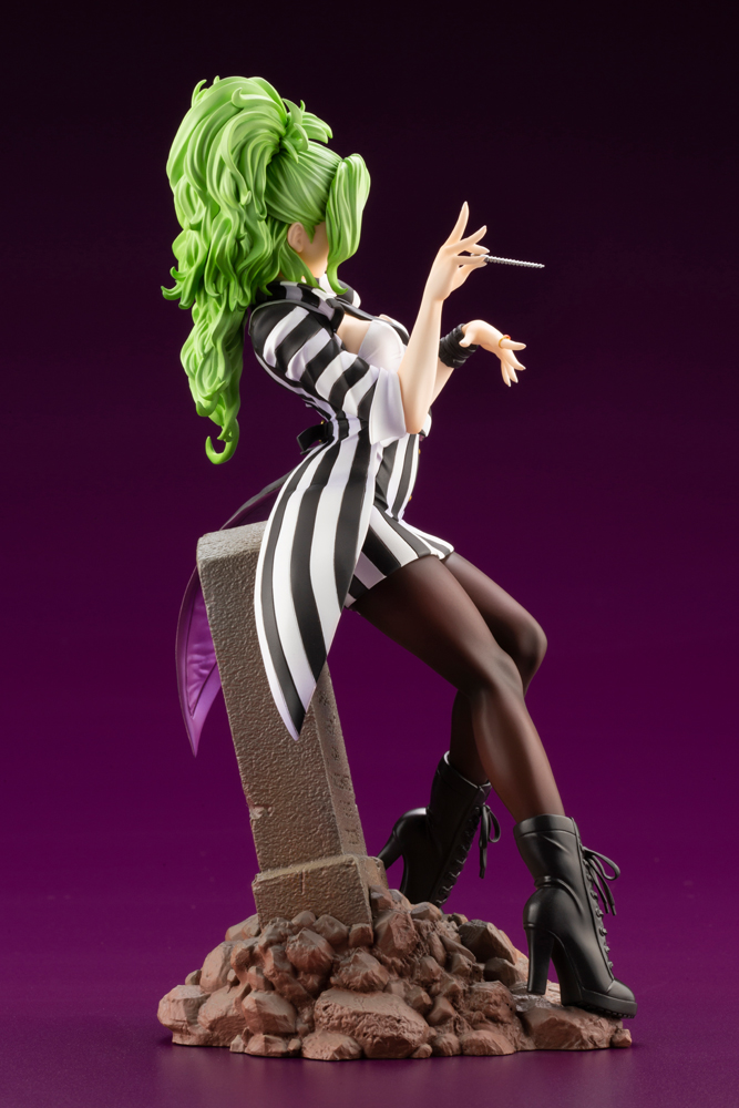 The black and white striped jacket is sculpted as a tailcoat, and is finely sculpted down to the tip of the coat. Beetlejuice's fashionable looks can also be seen from the multiple watches on Beetlejuice's wrist to the ring decorated with a large stone in the center!