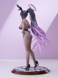 The figure features a slightly embarrassed Karin, who is troubled by the stares she is getting due to her outfit. Her distinct and charming physique and hair have been faithfully recreated in figure form.